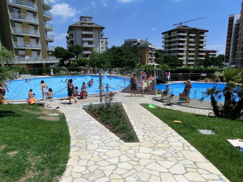 Appartamenti La Torre Lignano Sabbiadoro Exteriör bild